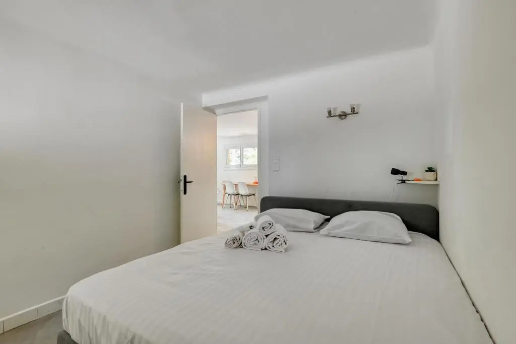 Spacious apartment in a villa with terrace and garden in Ventabren
