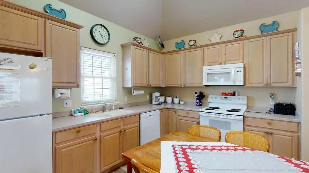 FH4 Charming 3 Bedroom Condo, Near Beach, Shared Pool