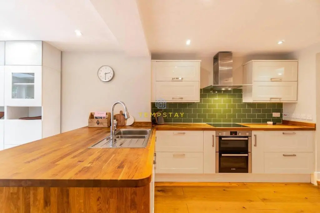 STYLISH 3 BED COTTAGE, WALK 2 ALL SIGHTS & HIGH ST - By Tempstay