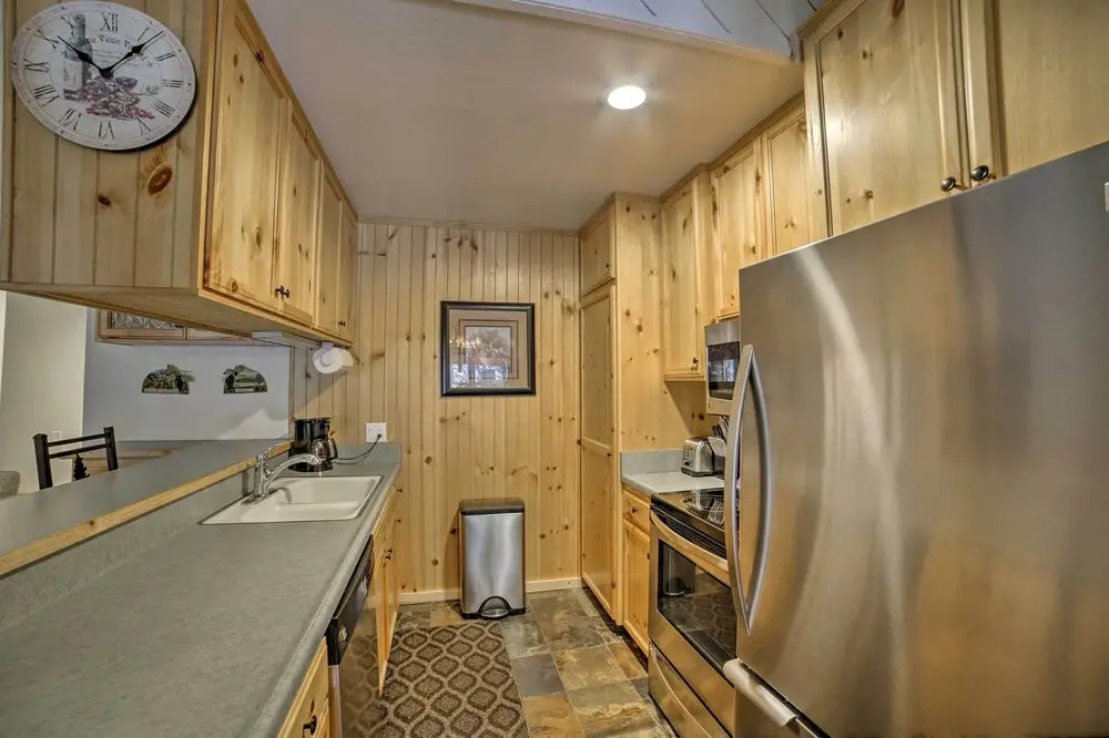 Mammoth Lakes Condo w/ Pool & Spa - Near Shuttle!