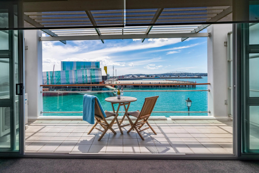 Beautiful sea views - Large 1 Br Free Parking