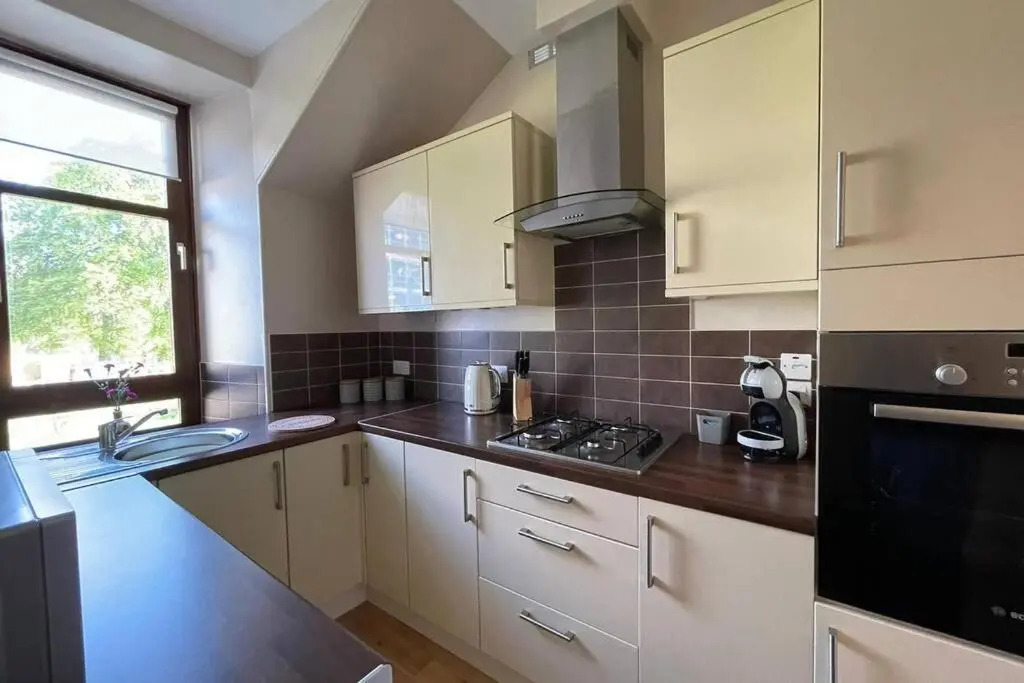 No 10 Immaculate City Centre, Top Floor 2 Bed Flat with Free Parking