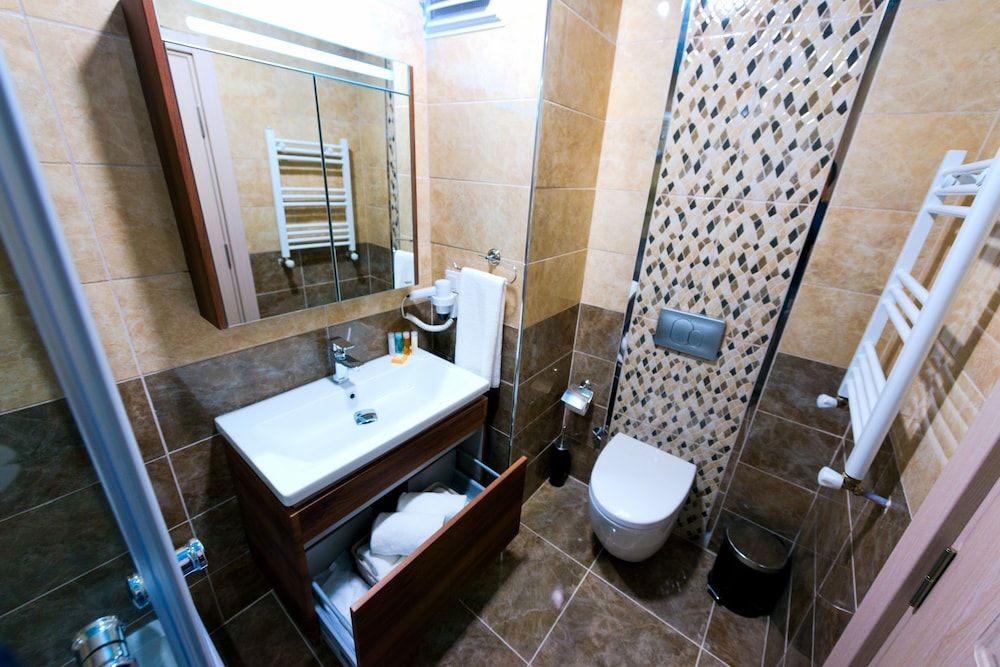12 rooms hotel