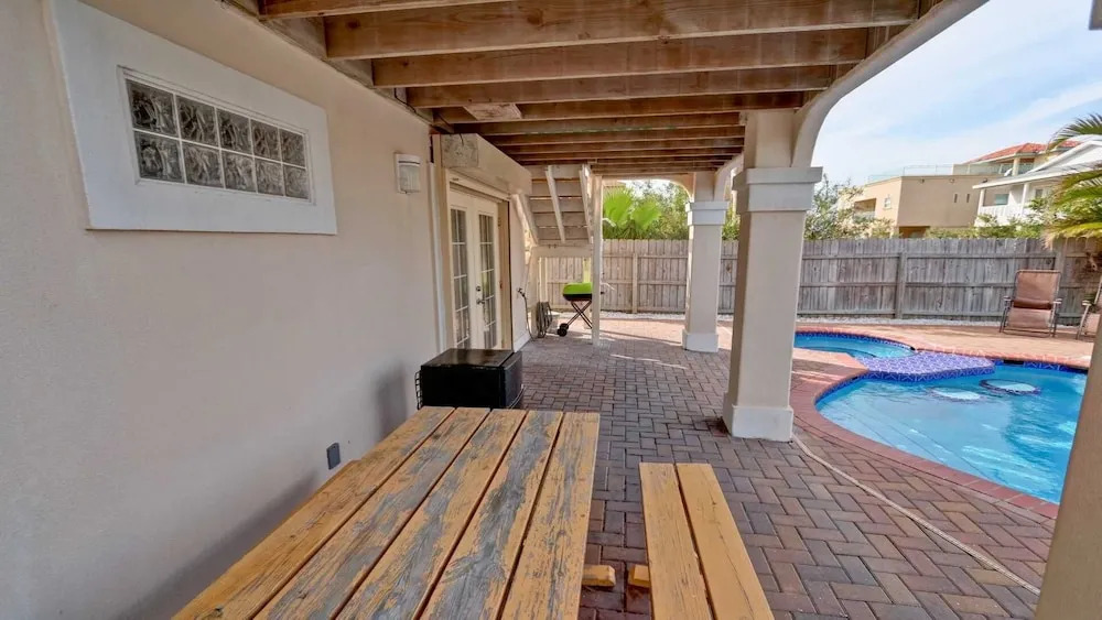Adventura House 3 Bedroom Home by Redawning