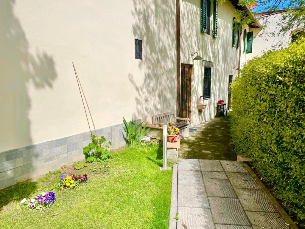 Tuscany style apt free parking 15 min from city center