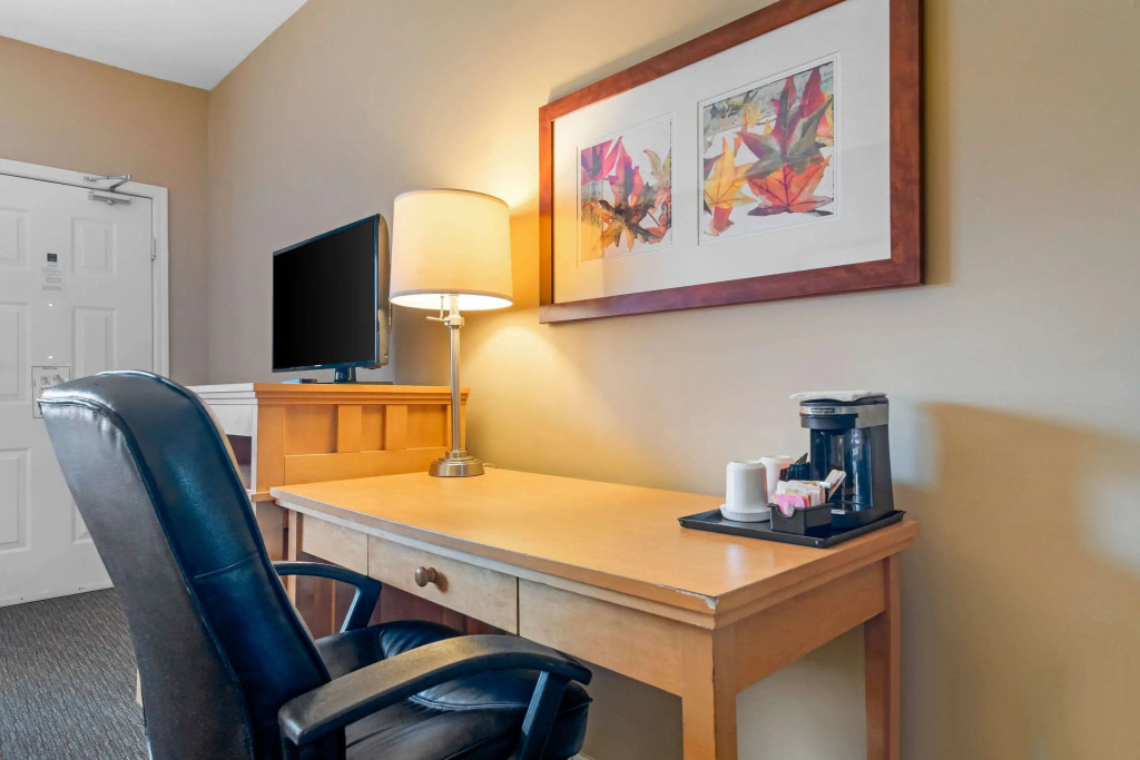 Econo Lodge Inn & Suites