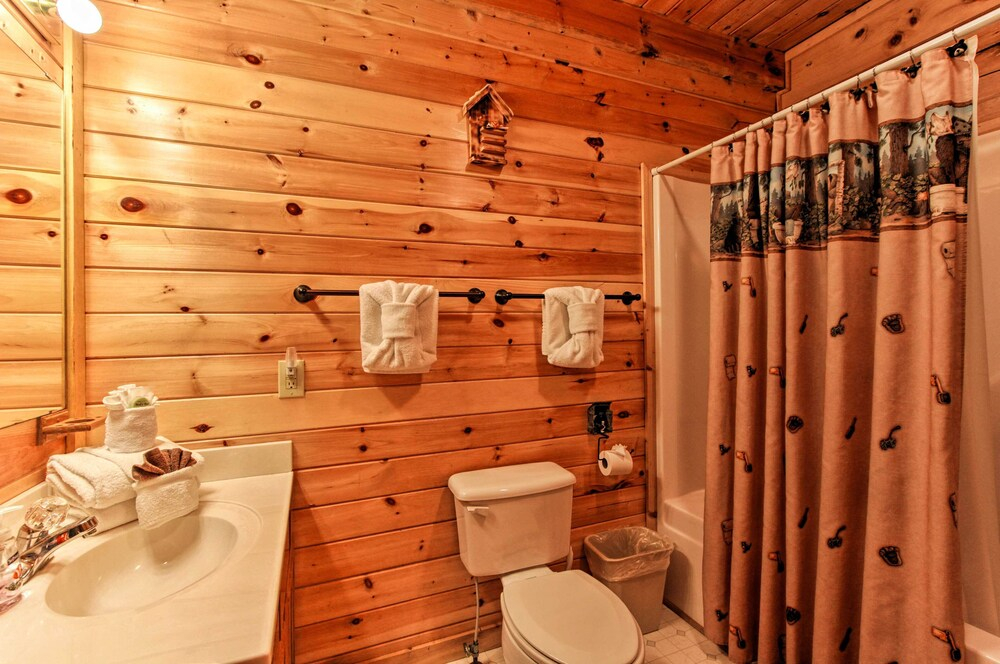 Rustic Sevierville Cabin w/ Covered Porch!