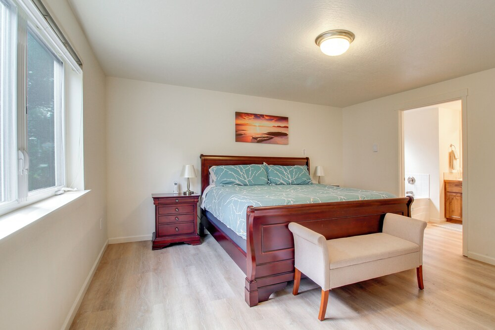 Spacious Bandon Getaway - 2 Blocks to Ocean!