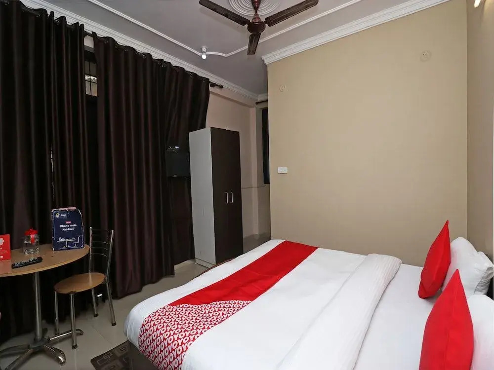 OYO 28173 Hotel Reeva
