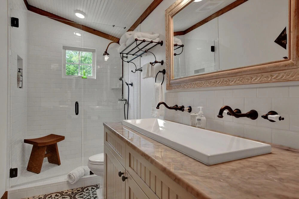 NEW Luxury One Block to Main St With Hot tub and Fire pit