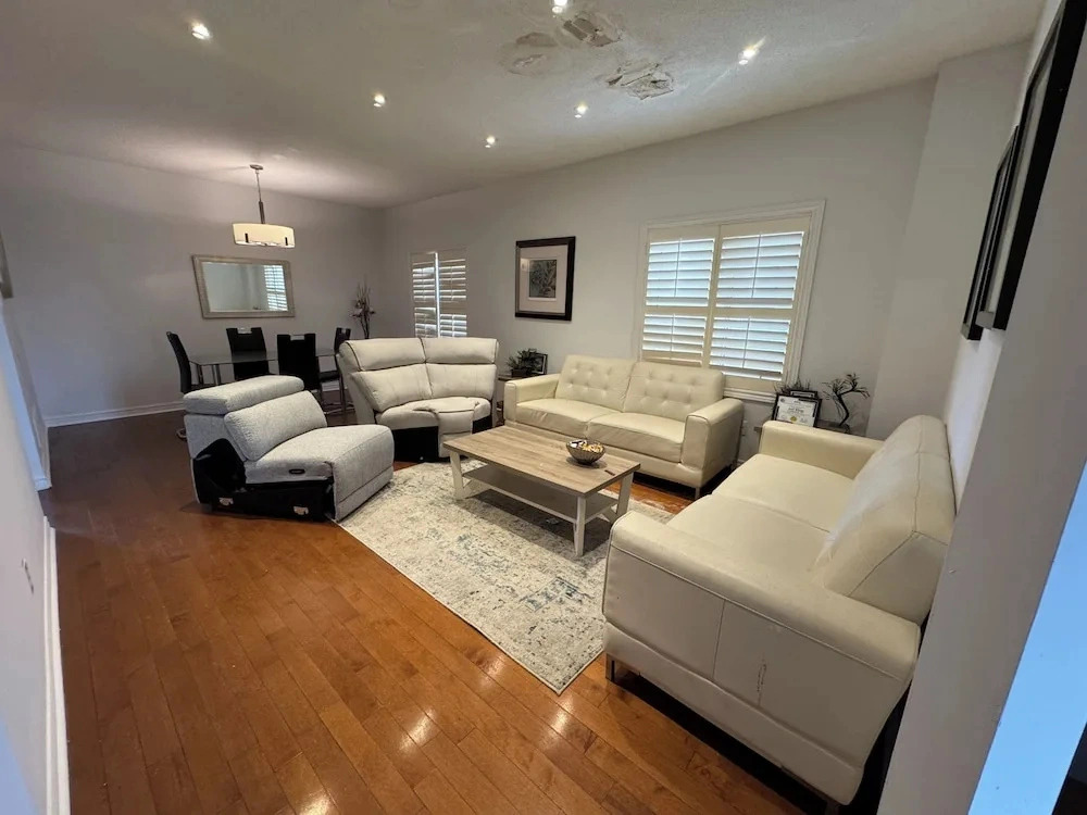 Luxurious House - 4 Bedrooms, 1 King, 3 Queen, 1 Singe bed Near Airport sq1