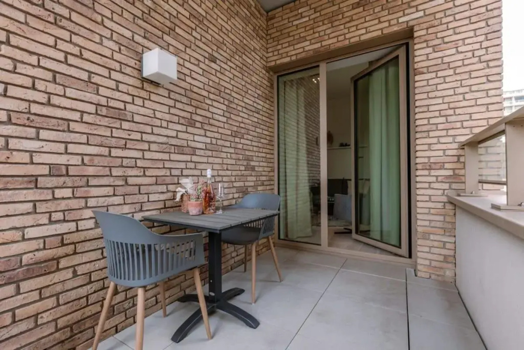 Top of the line apartment in a new upscale residence close to the sea and the beach