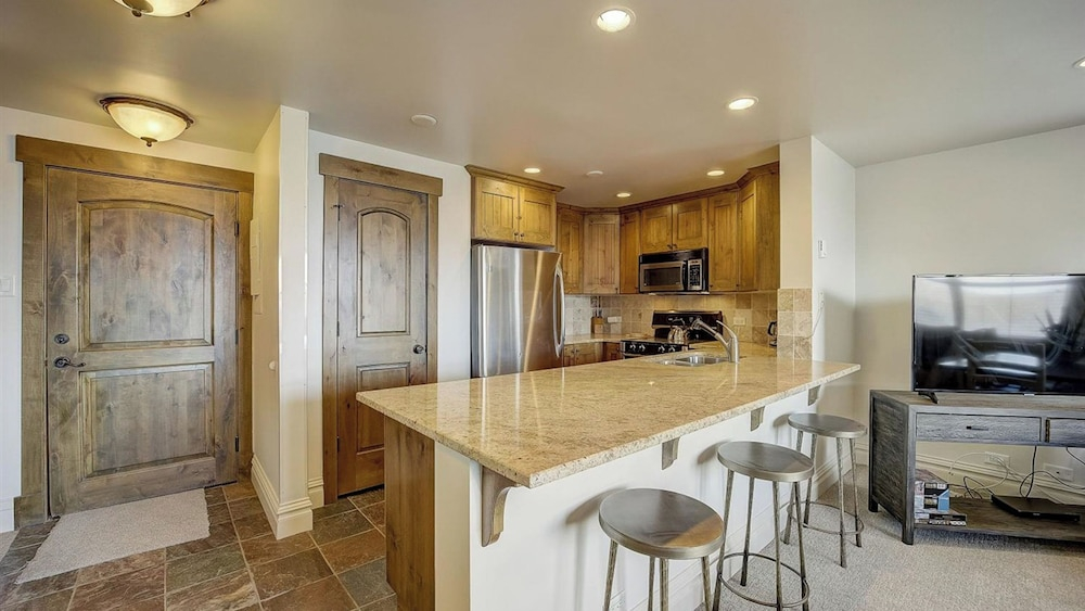 Resort Plaza #5061 by Avantstay Located in Park City Mountain Resort Close to the Slopes!