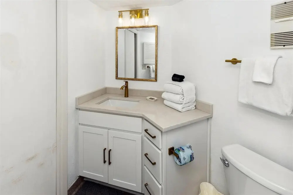 Inlet Reef 306 2 Bedroom Condo by RedAwning