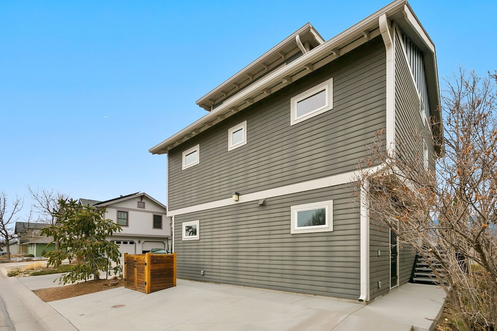 Luxury Living Walk to Poudre Trail and Old Town!