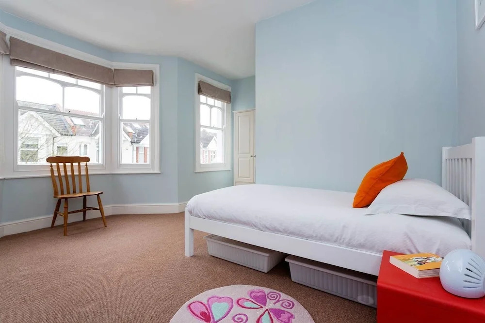 Terraced Home in Tranquil Wimbledon