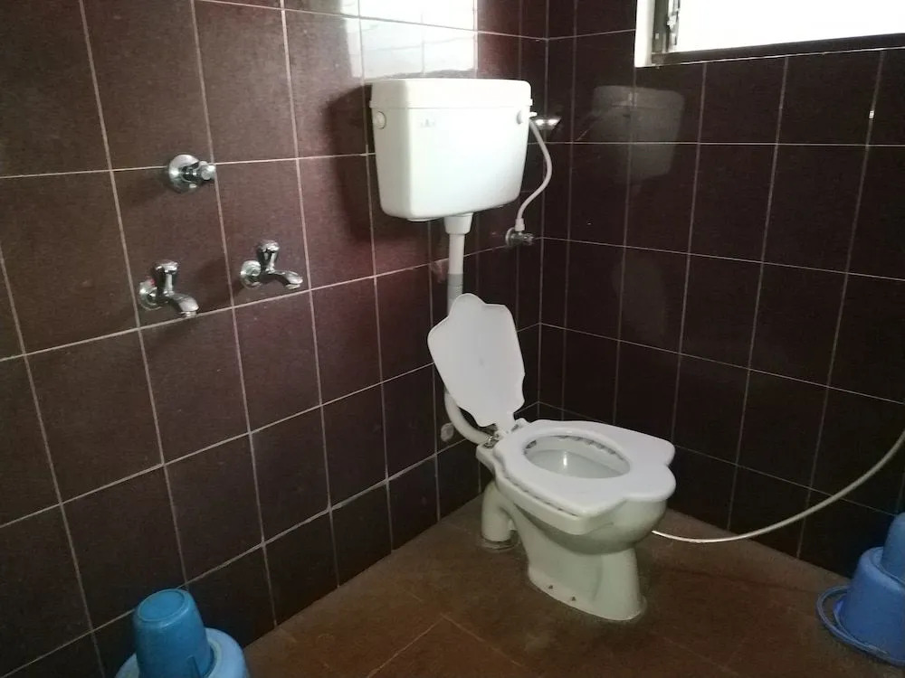 Iroomz Savitri Guest House