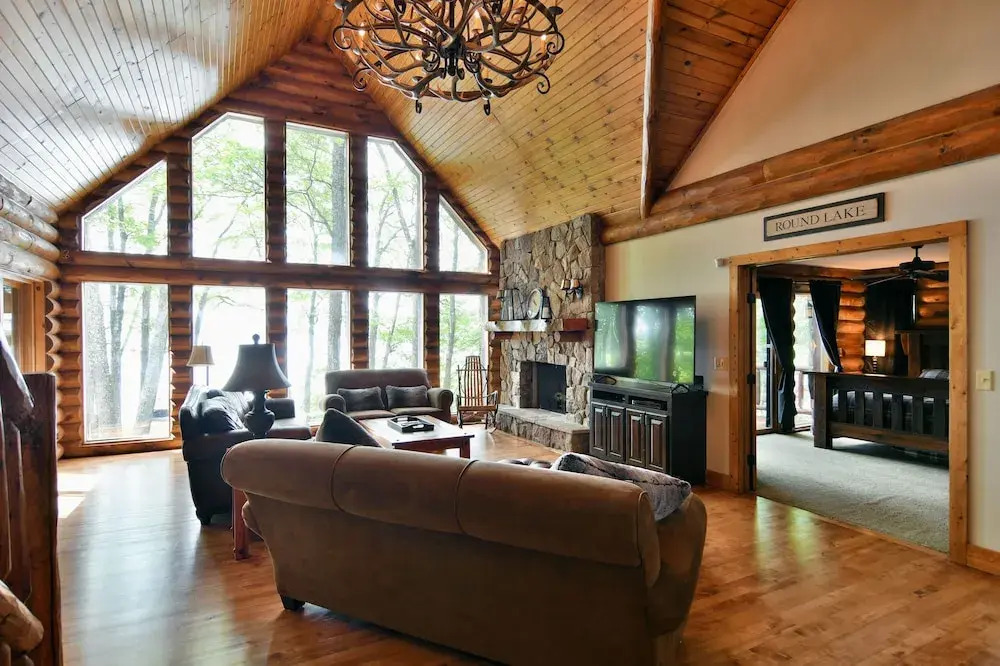 Lumberjack Lodge 5 Bedroom Home by RedAwning