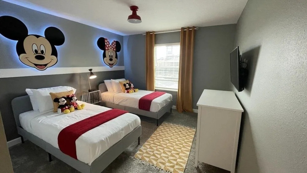 Relaxing 4 Bed Town Home With Splash Pool 4 Bedroom Townhouse by RedAwning