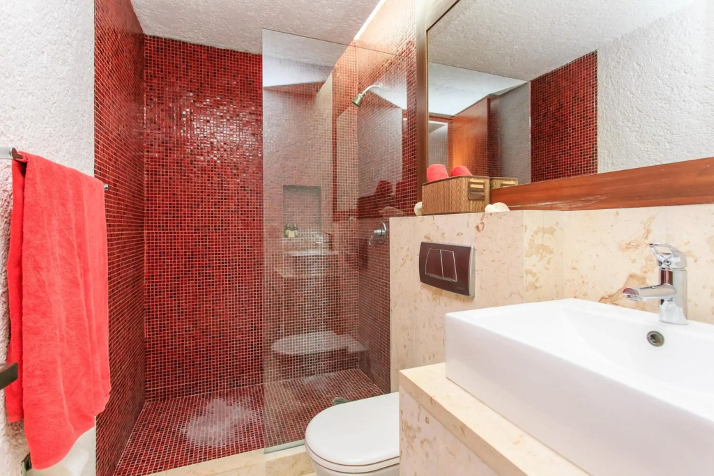Colorful PH with private rooftop & pool in Playacar!