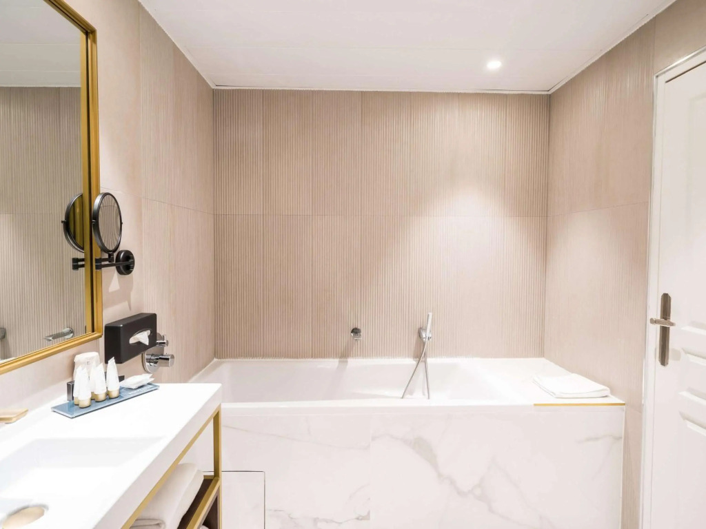 Aigle Noir Hotel Fontainebleau - MGallery Collection