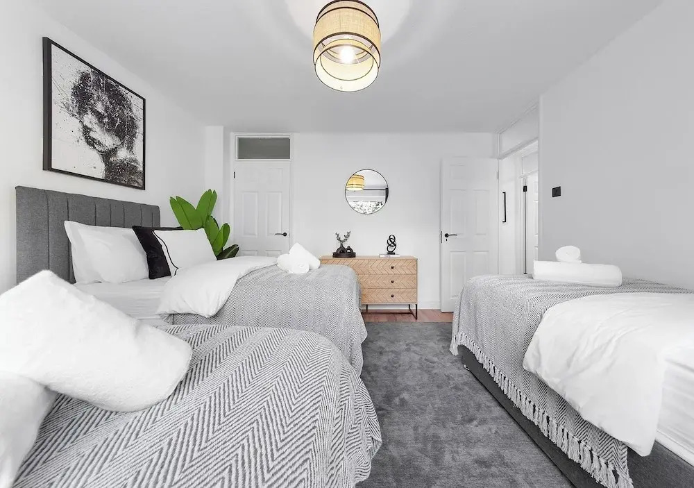 2BR Flat, Free Parking, Close to Airport & Centre