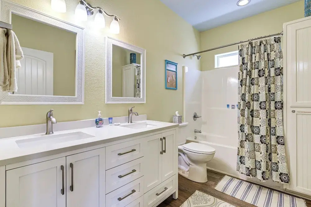 Steps to Crystal Beach! Family & Pet-friendly Home