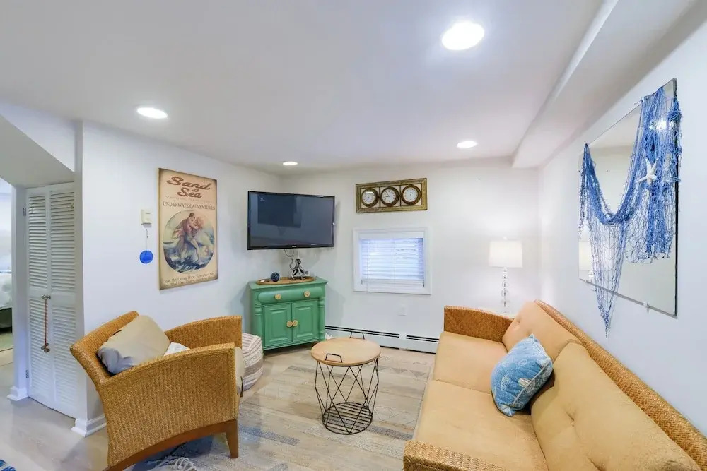 Cozy Ventnor Getaway: Walk to Public Beach!