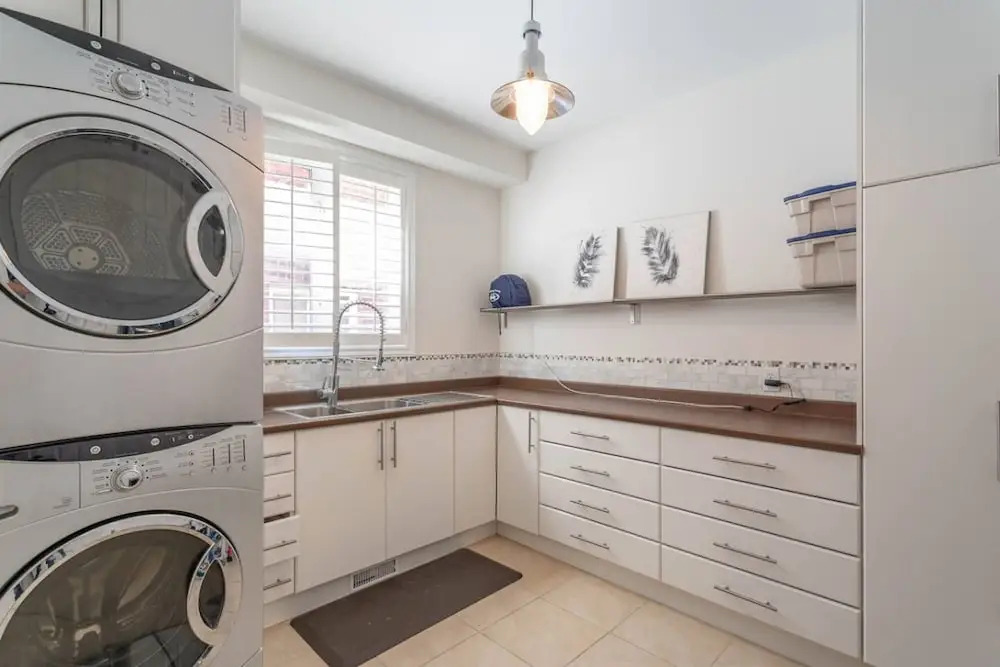 Stylish 4BR Oasis Peaceful Mississauga Location