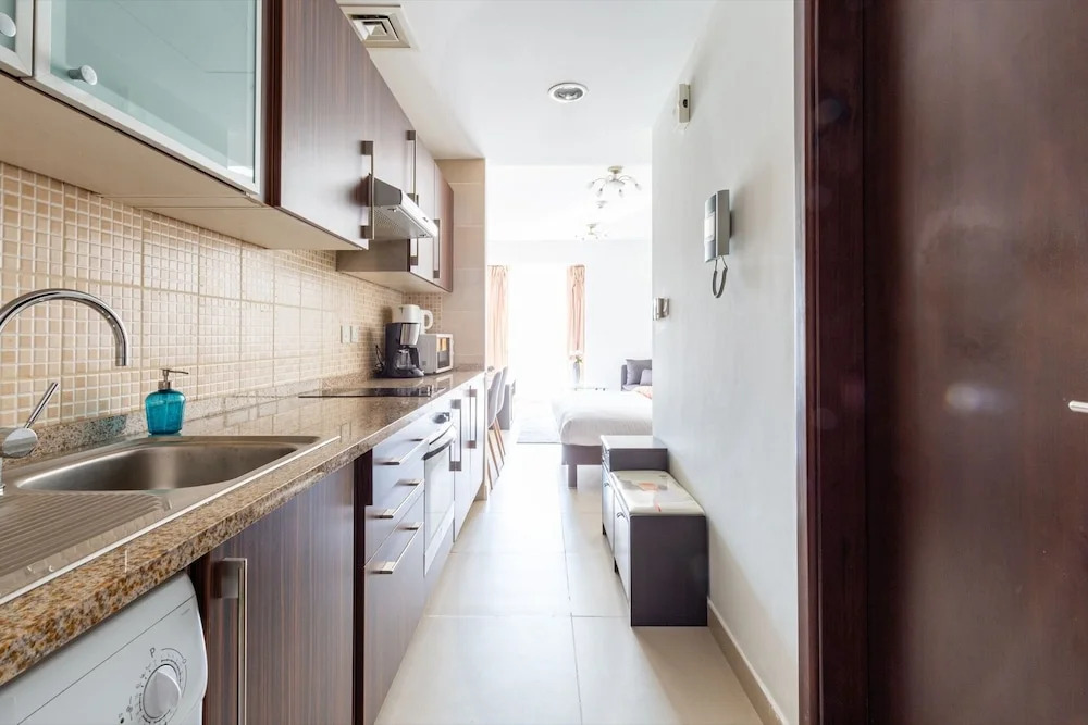 Warm & Striking Studio Apartment in the Heart of Jlt!