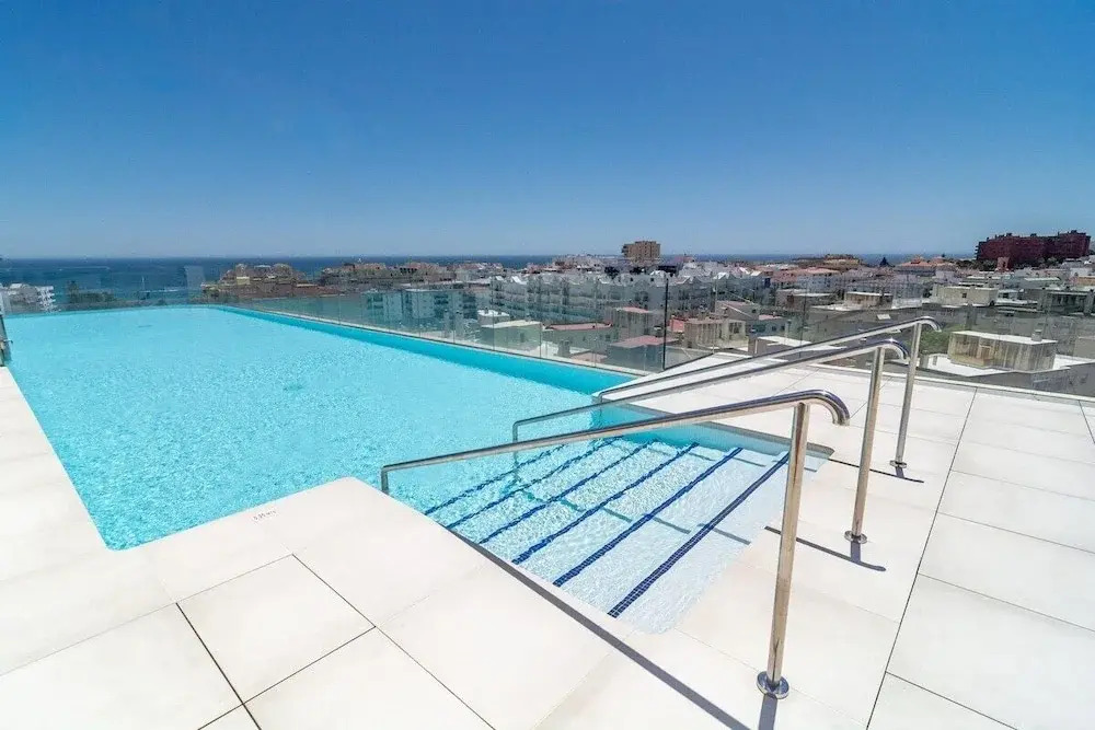 Inf3.3k- Stunning City Apartment Close to Beaches