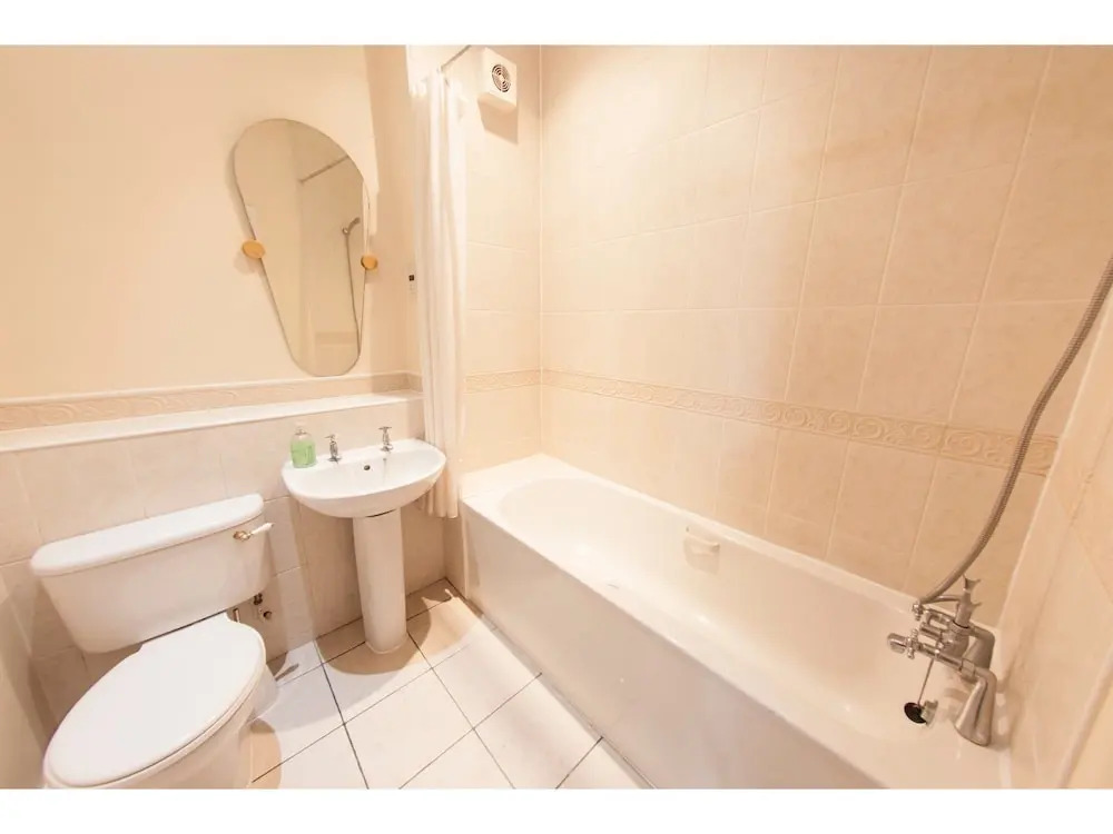 Newly Redecorated 2BR Victoria Docks Flat for 4