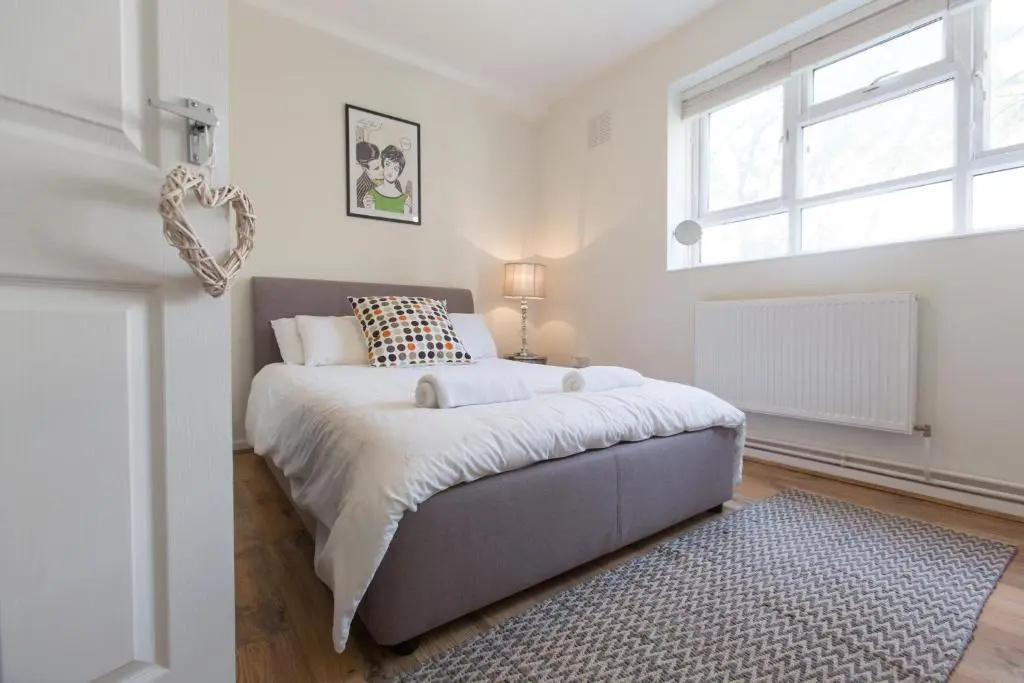 6 Minutes to the Tower of London Trendy Shoreditch Central London Sleeps 8