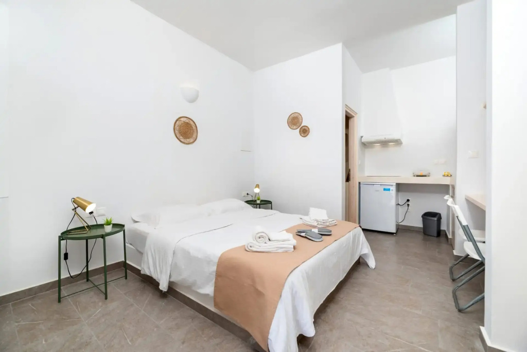 Thallos Cave House and Apartments
