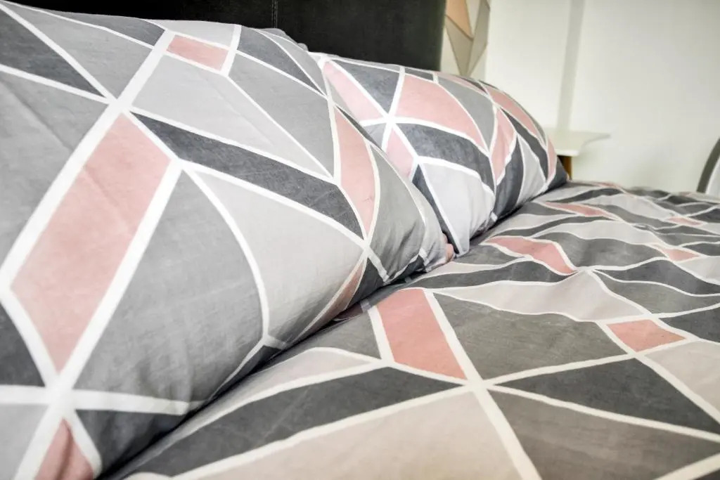 Pink Sapphire Double Room with En-suite & Wifi