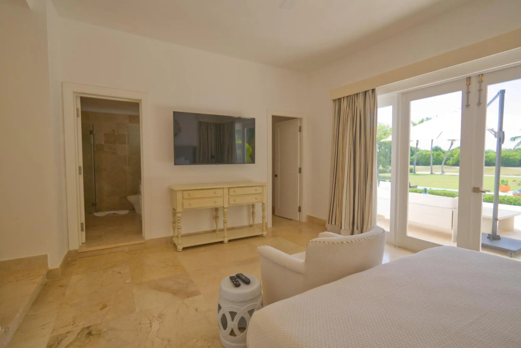 Fantastic 8-bedroom Golf-front Mansion Near the Beach