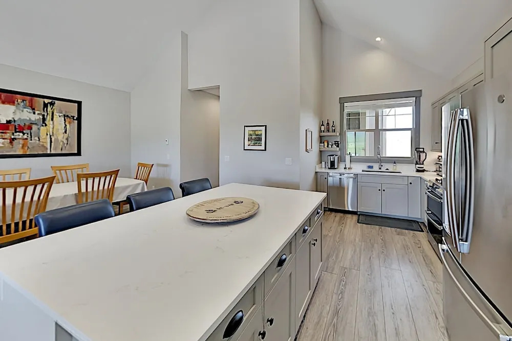 Brand-new Townhome W/ Private Balcony & Fireplace 3 Bedroom Townhouse