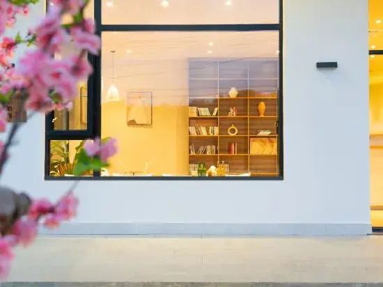 Wanning Riyuewan Flower Romantic Homestay