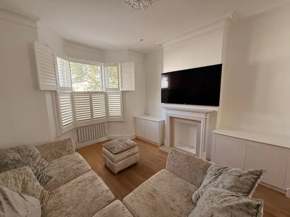 5 Bed House - Sleeps 8 - Pets - Parking - Wifi