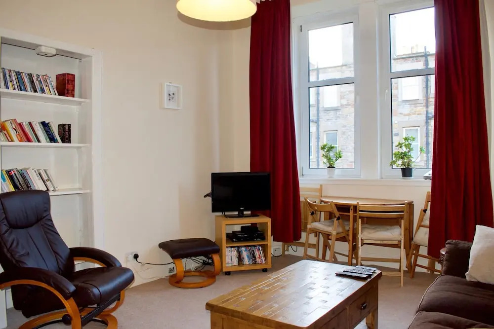 1 Bedroom Central Edinburgh Flat