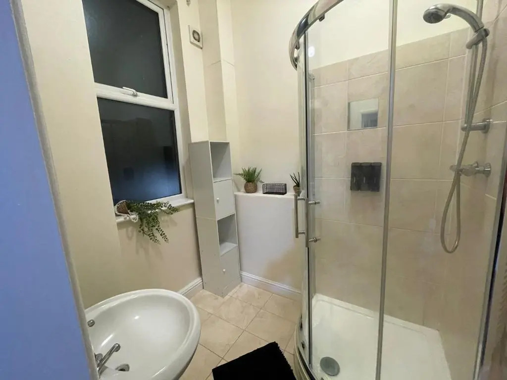 Modern studio apartment - great location!