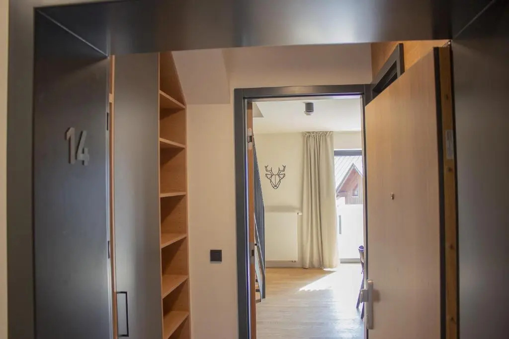 Enjoy Harrachov - Atraktivní slunný klimatizovaný apartmán 14 v centru Harrachova se saunou, parkováním s wallboxem EV, Wifi, herní konzolí, počítačem s win 10, Netflix a jedinečným výhledem na Čertovu horu se skokanskými můstky