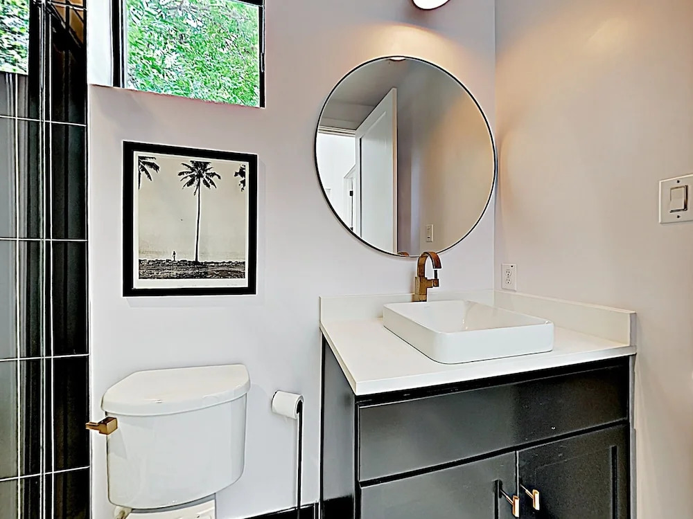 New Listing! Spacious Luxe Near Downtown 4 Bedroom Home