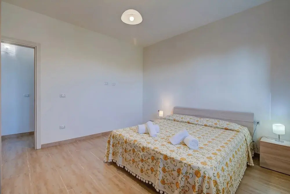 Le Bianche Apt 2 with Garden near The Sea