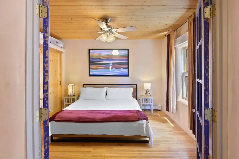 Casa Intima - Downtown Adobe, Walk to Plaza and Railyard, Kiva Fireplace, Large Enclosed Yard