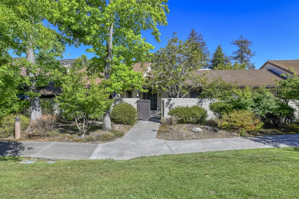16 Fairways 2 Bedroom Condo by RedAwning