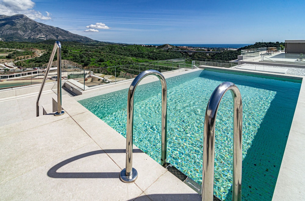 RLQ - Modern 2 Bed Apt With Rooftop Plunge Pool