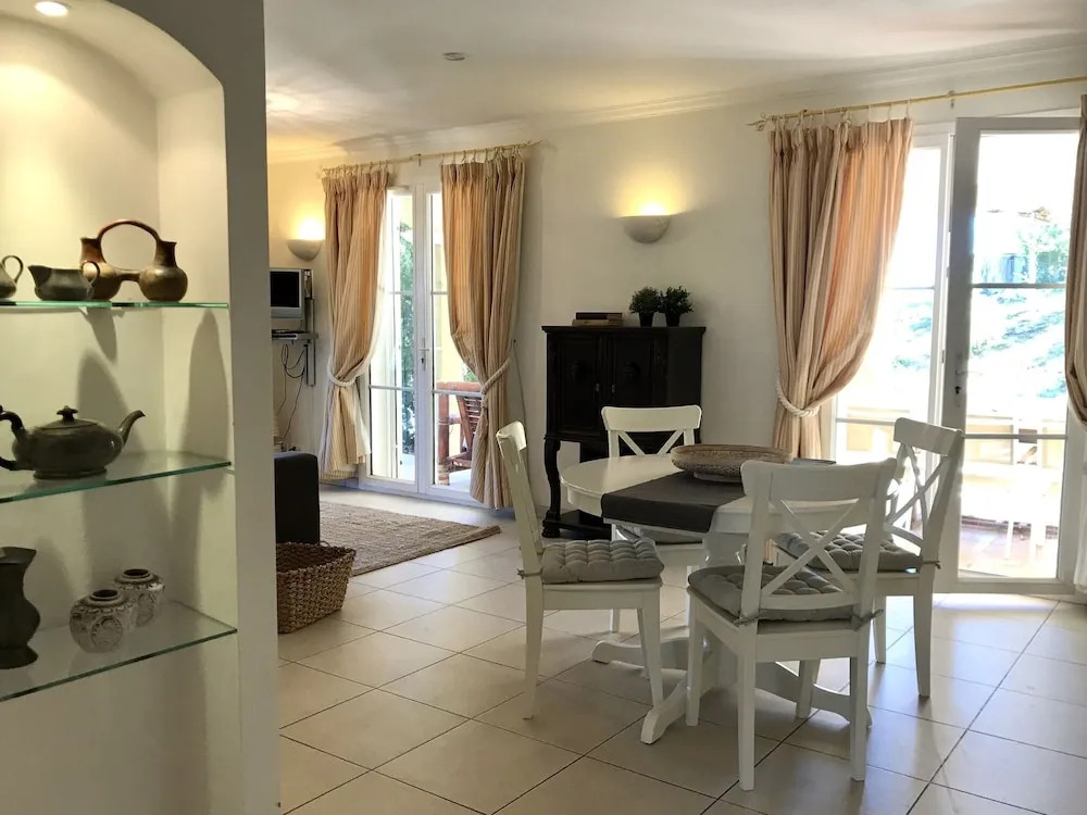 Captivating Villa in Le Plan-de-la-tour with Swimming Pool