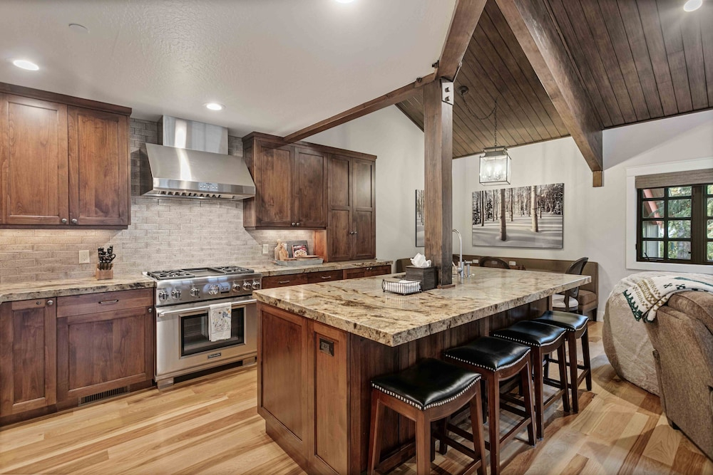 Mountain Modern Retreat Hot Tub 3 Bedroom Condo