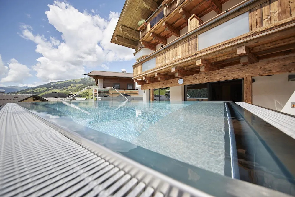 Hotel Astrid mit Panoramapool & inklusive JokerCard
